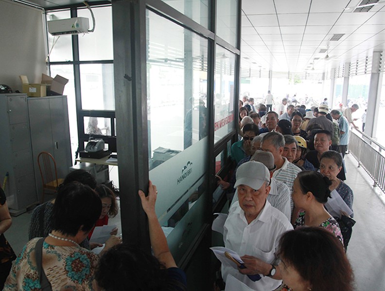 Người dân Hà Nội hào hứng đi làm thẻ xe buýt miễn phí